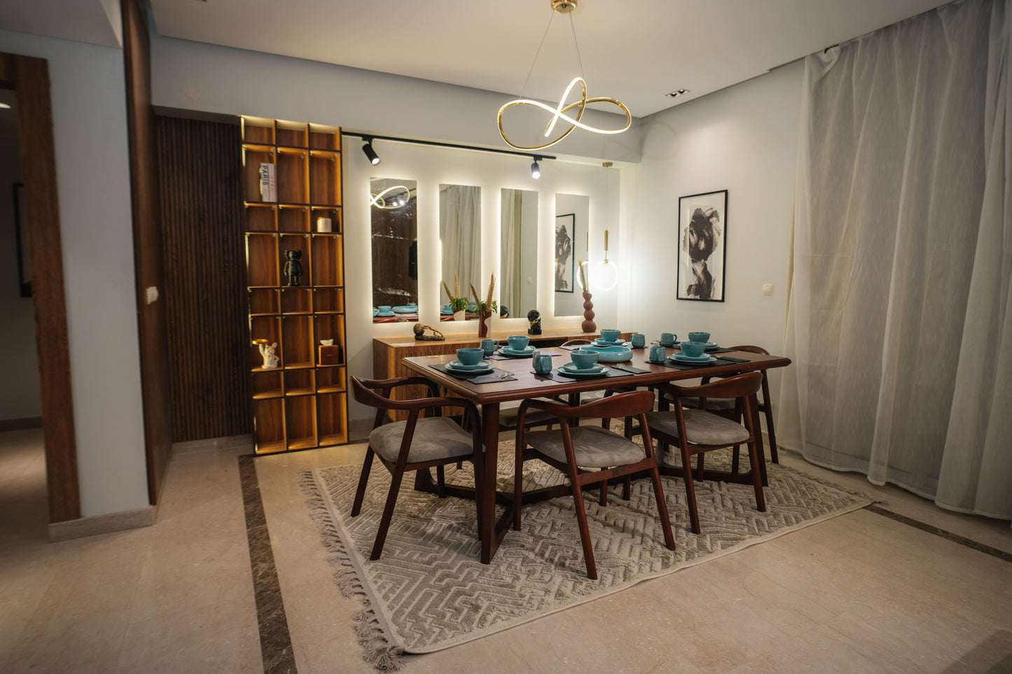 Mono Maroon Dinning