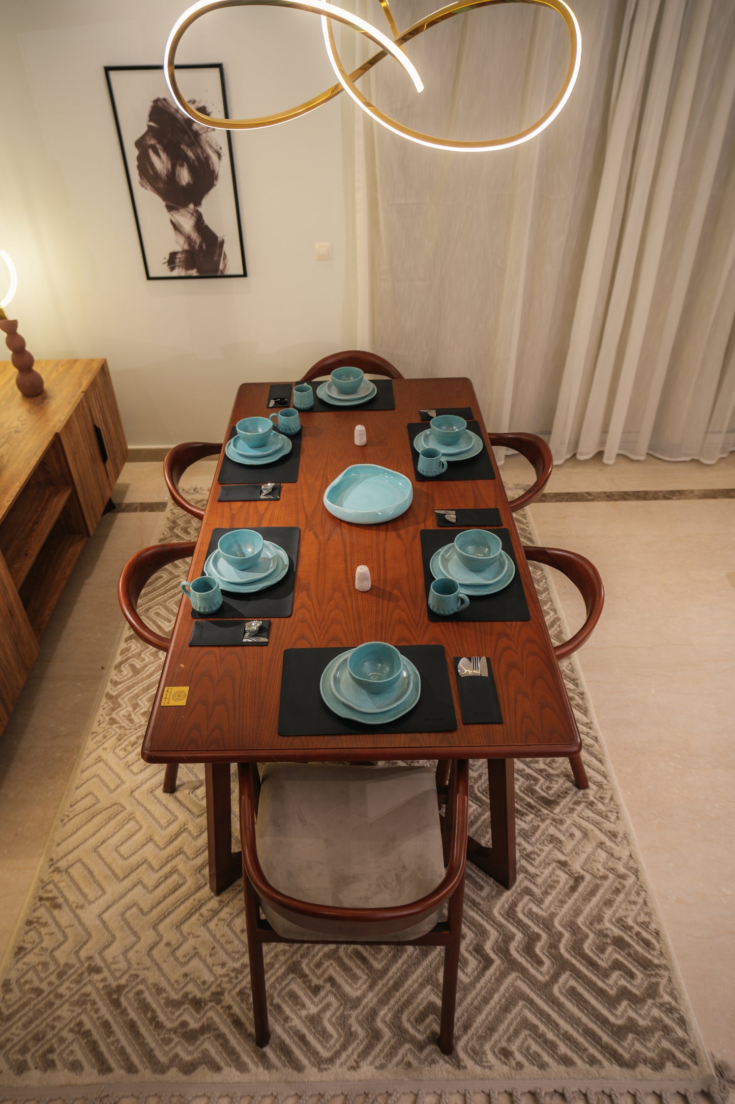 Mono Maroon Dinning